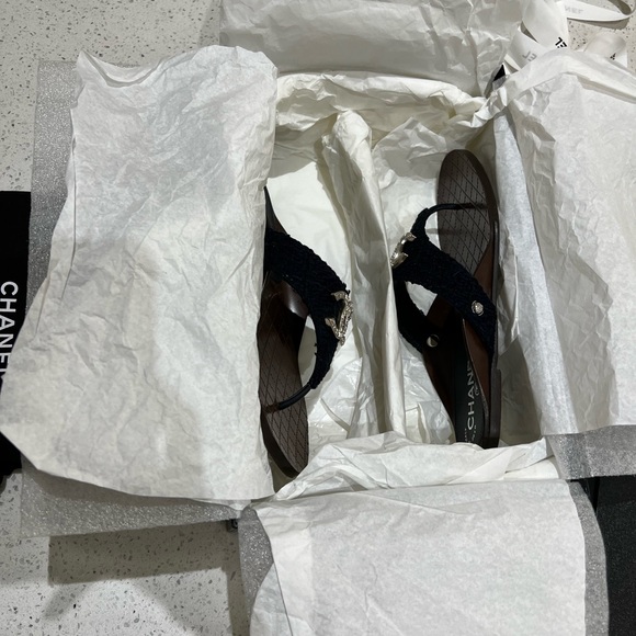 Chanel tweed thong with large CC detail - Picture 7 of 10